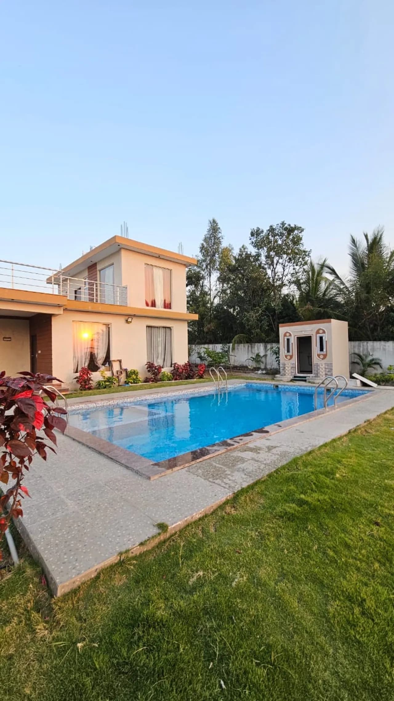 Private swimming pool at Deccan plateau farm house, Parigi