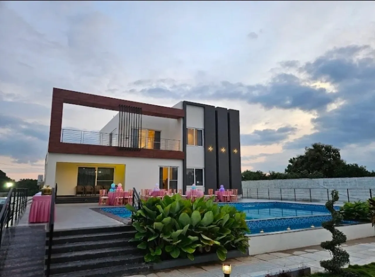 Sunrises farm stay with Boxcricket, private farmhouse in Moinabad, Hyderabad
